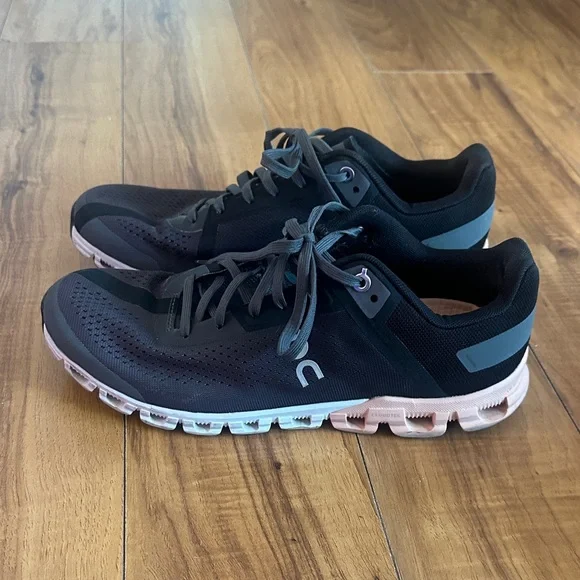 On cloud Running Women's Charcoal and White Athletic Shoes 8.5 - Picture 2 of 6